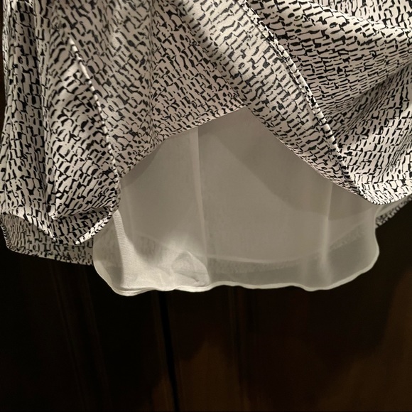 NWT White House Black Market 3/4 Sleeve Keyhole Painted Texture Blouse size S - Picture 9 of 11